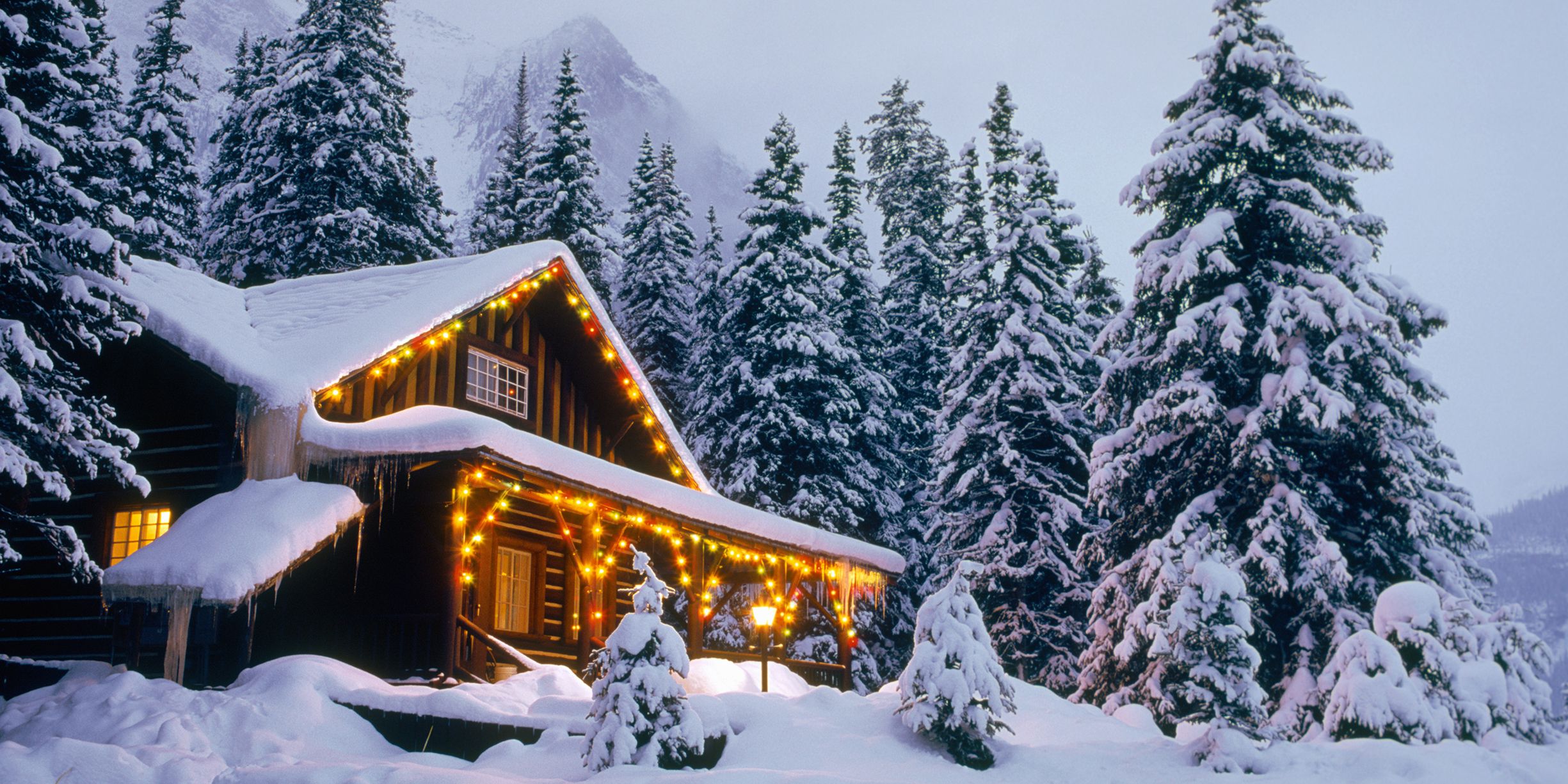 Деревянный дом снег. Дом зимой. Новогодний дом в лесу. Домик в горах зима. Новогодний дом в горах.